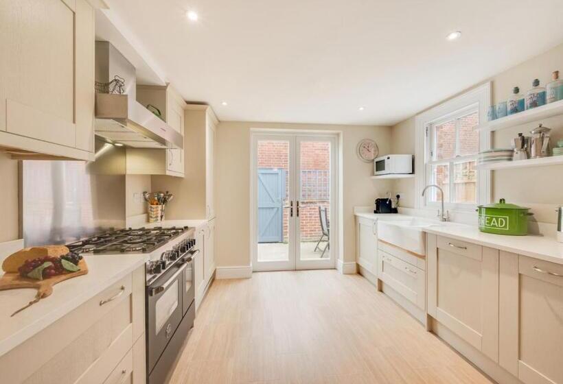 23 Stradbroke Road