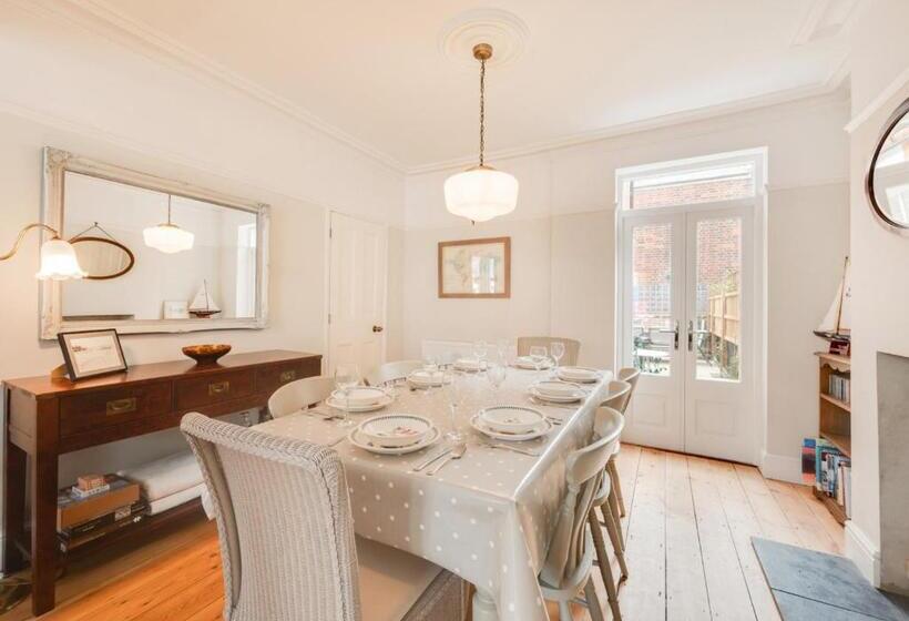 23 Stradbroke Road