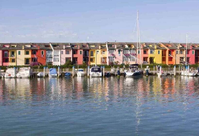 Central Flat, 130m From The Beach With Shared Pool