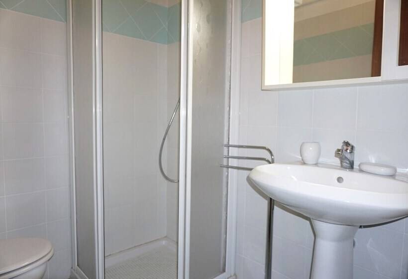 Central Flat, 130m From The Beach With Shared Pool