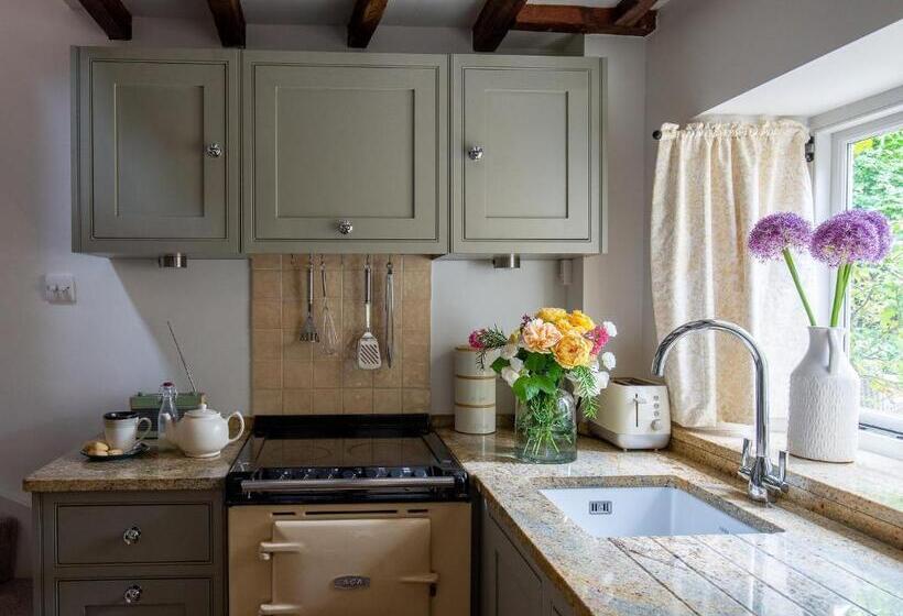 Climbing Rose Cottage Dog Friendly Peaceful Cotswold Cottage