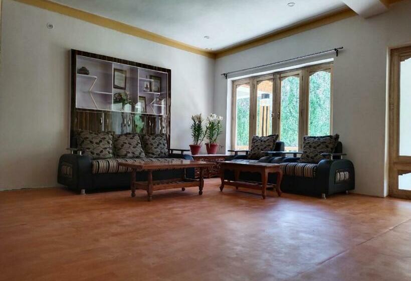 بنسيون La Tsas Guest House