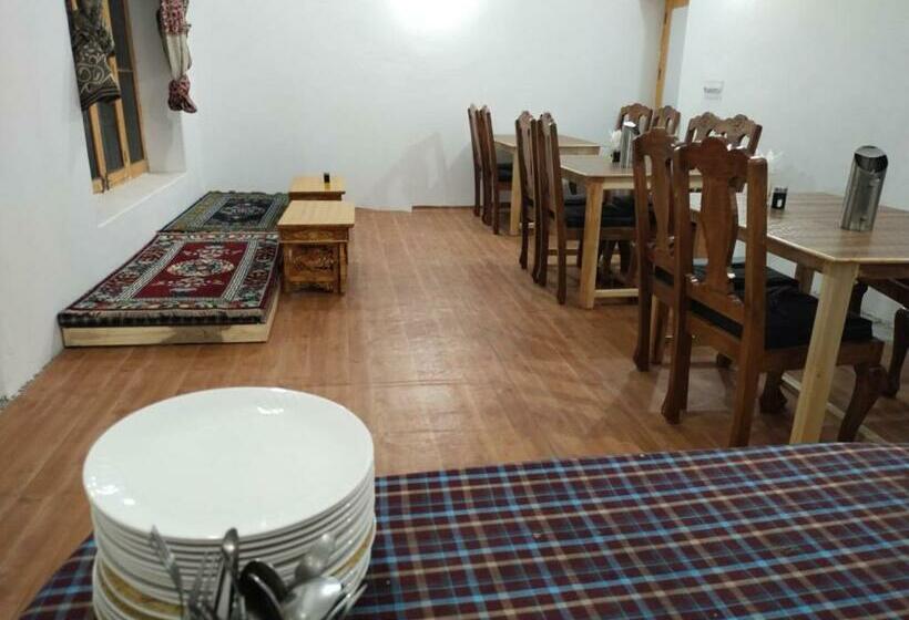 بنسيون La Tsas Guest House