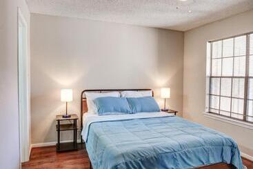Lovely 2 Bedroom, 1 Bath Condo With Pools And Gym