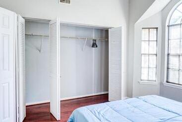 Lovely 2 Bedroom, 1 Bath Condo With Pools And Gym