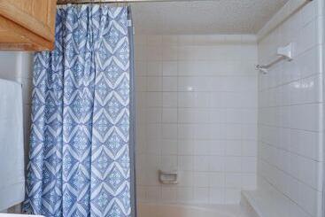 Lovely 2 Bedroom, 1 Bath Condo With Pools And Gym