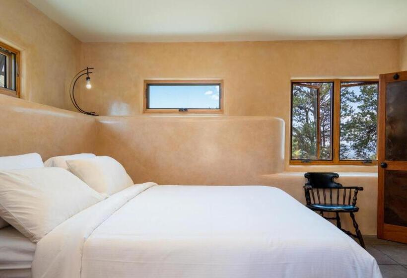 Earthship Retreat + 2 Spas + Incredible Views