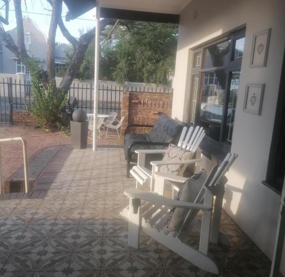 پانسیون Villa De Karoo Guest House