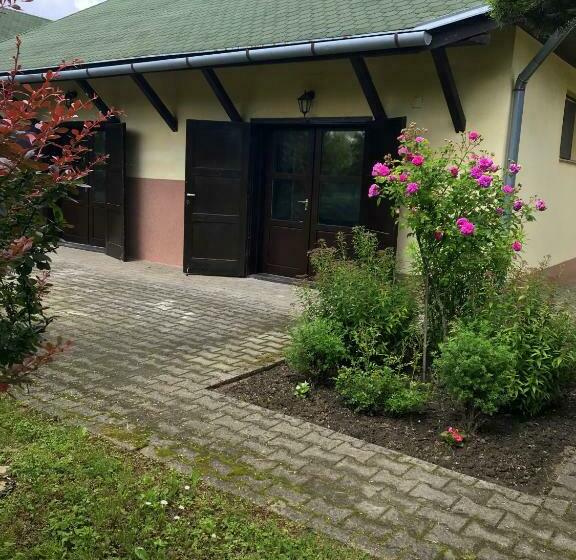 فندق على الطريق Fűz Apartman