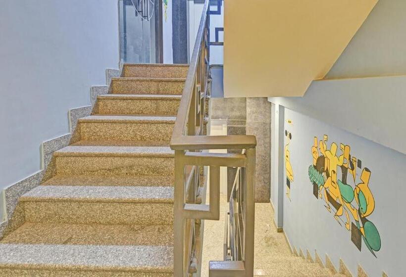 هتل Townhouse 801 The Circle