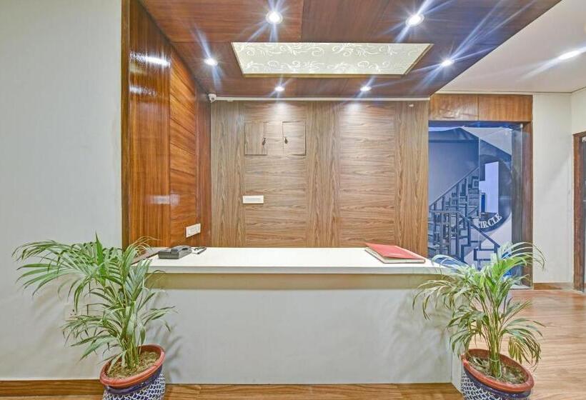 هتل Townhouse 801 The Circle
