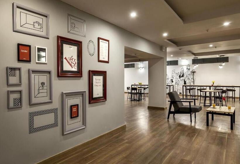 هتل Townhouse 801 The Circle