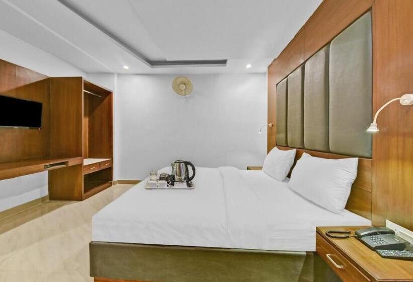 هتل Townhouse 801 The Circle