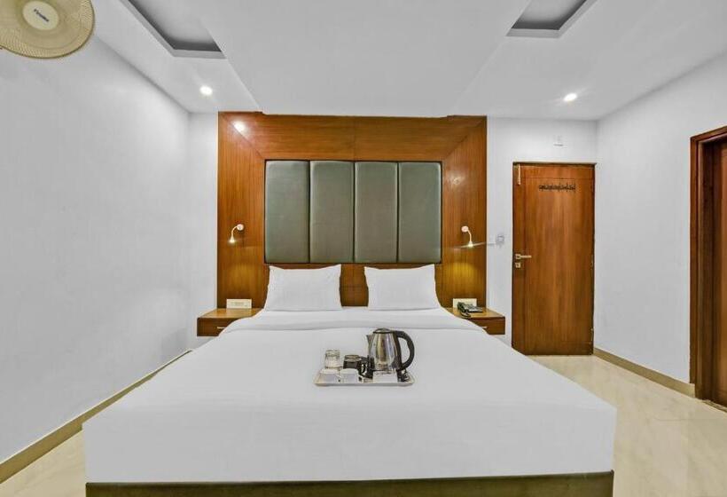 هتل Townhouse 801 The Circle