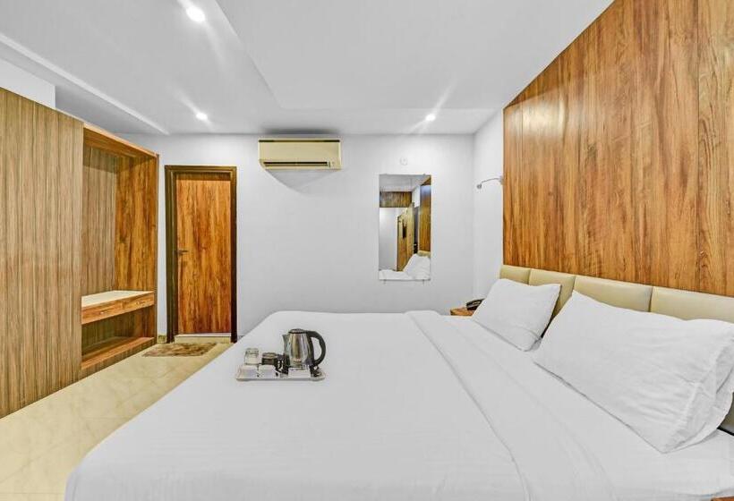 هتل Townhouse 801 The Circle
