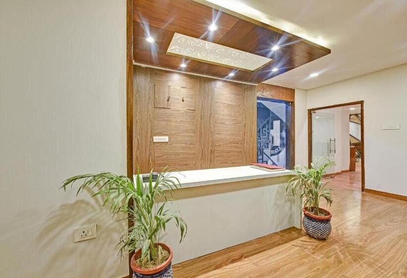 هتل Townhouse 801 The Circle