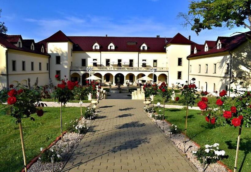 Отель Zámek Kamenný Dvůr