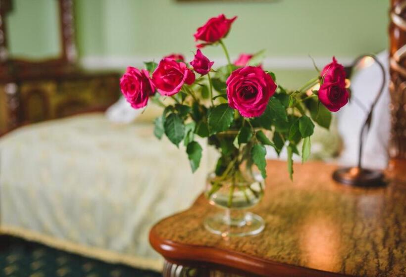 Отель Zámek Kamenný Dvůr