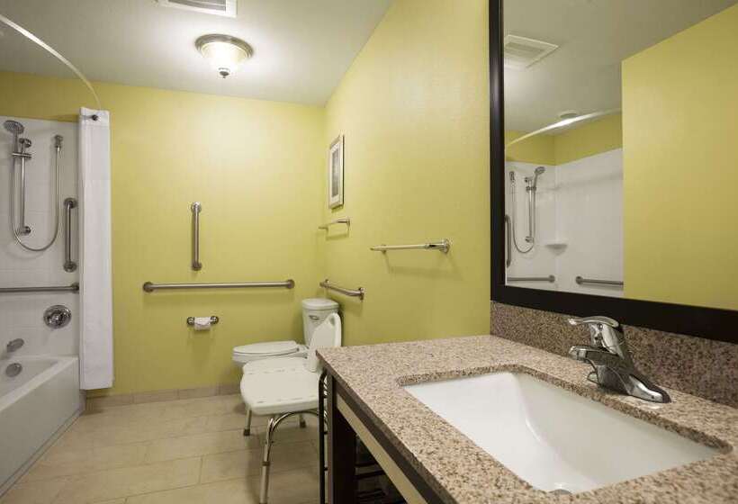 Отель Days Inn & Suites By Wyndham Altoona