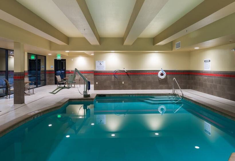 Отель Holiday Inn Express Redwood National Park, An Ihg