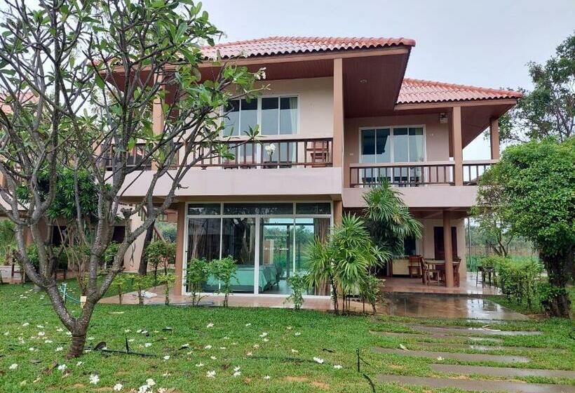 Lomakeskus แสงหิรัญ บีช รีสอร์ท