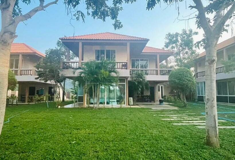 Lomakeskus แสงหิรัญ บีช รีสอร์ท