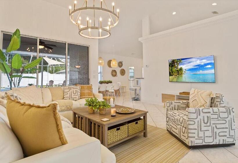 Villa Las Palmas Beautiful Fenced In Pool Home With Spa  Sleeps 8