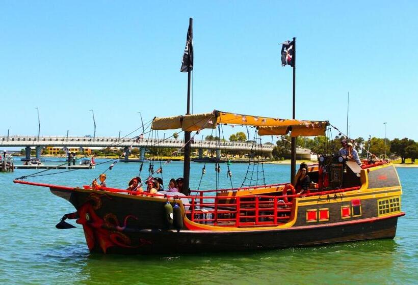 Waterlily House   Luxury Canal House, Jetty, Dog & Child Friendly   Sleeps 14