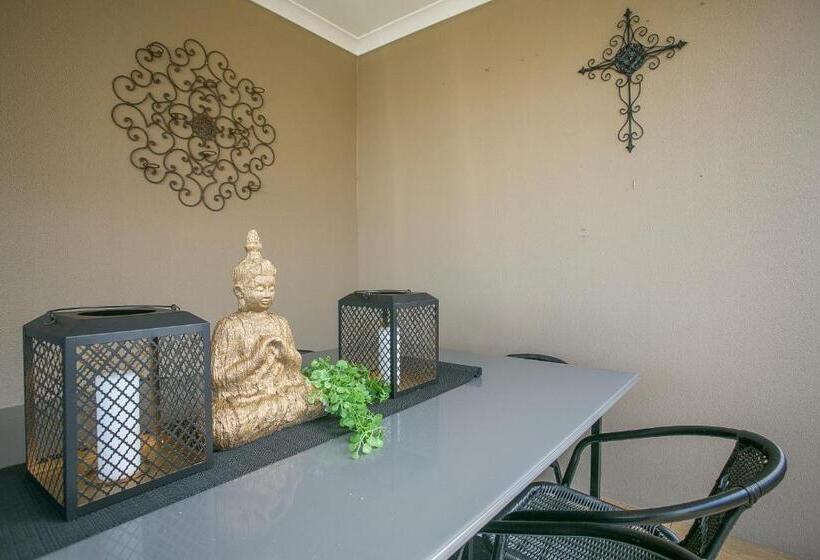 Waterlily House   Luxury Canal House, Jetty, Dog & Child Friendly   Sleeps 14