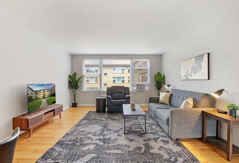 3br Homey Living Room Apt In Bell Ave