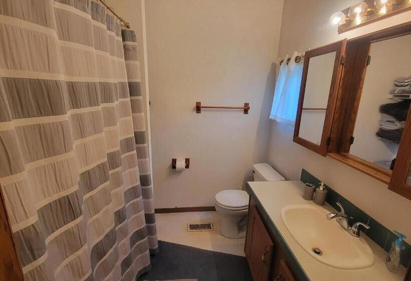 Camp Not Found   3 Queen Bedrooms By The Lake