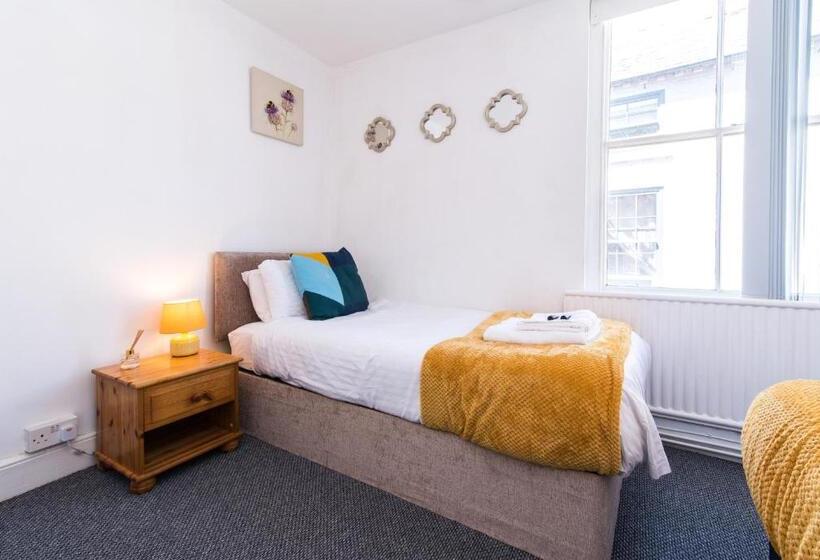 Characterful 2 Bed Apartment   Spacious & Comfy