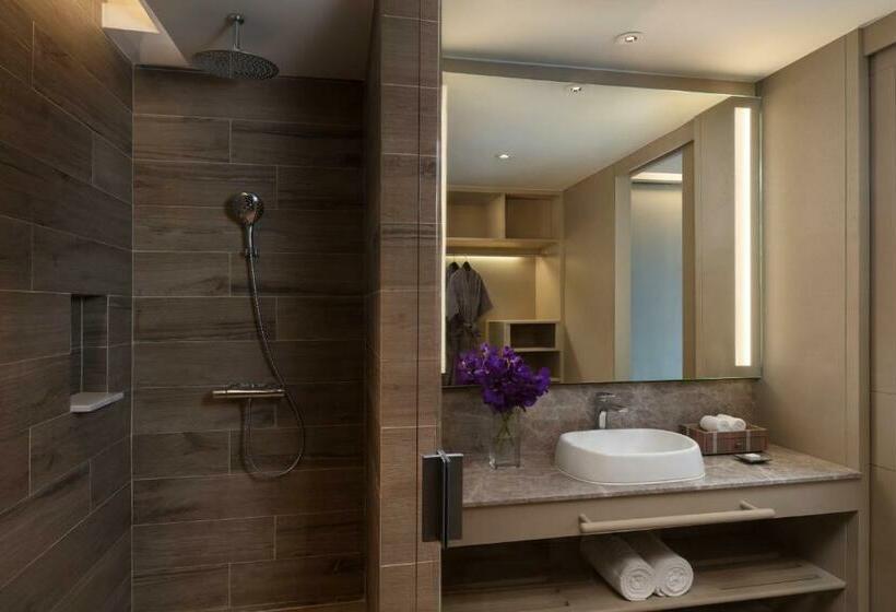 هتل Avani Plus Khao Lak Resort