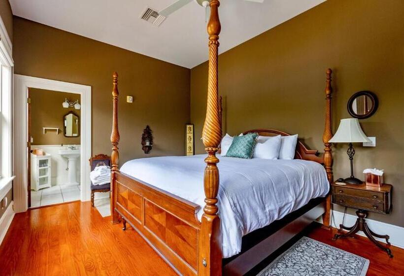 تختخواب و صبحانه Southern Charm In The Camellia Rose Inn