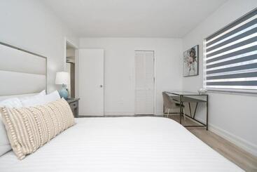 Blue Door Duplex Renovated Parking And Designed