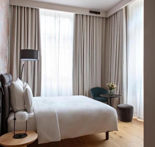 هتل Leonor The Place To Live