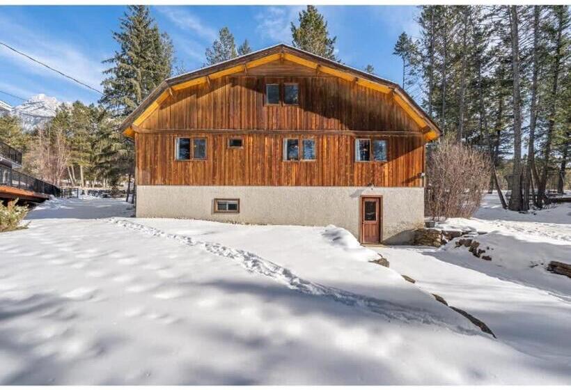 The Matterhorn I Hottub I Ping Pong I Chalk Wall