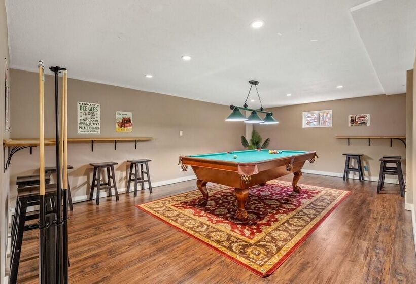 The Sleeping Moose I Fireplace I Pool Table I Tv