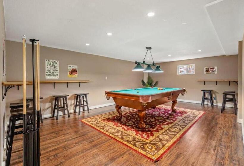 The Sleeping Moose I Fireplace I Pool Table I Tv