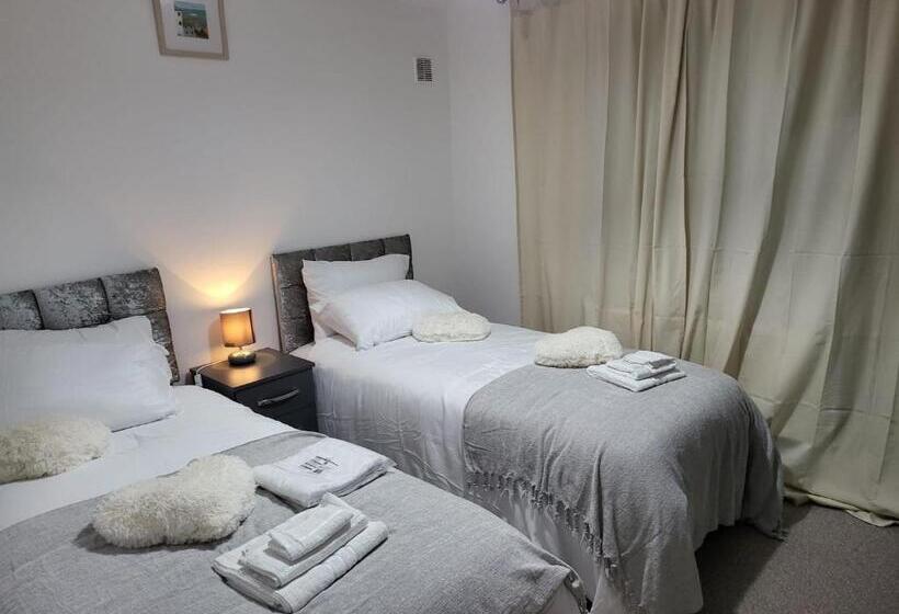 2bed Bungalow House, Speedwell, Bristol, Uk, Sleeps Up To 6 Guests