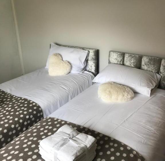 2bed Bungalow House, Speedwell, Bristol, Uk, Sleeps Up To 6 Guests