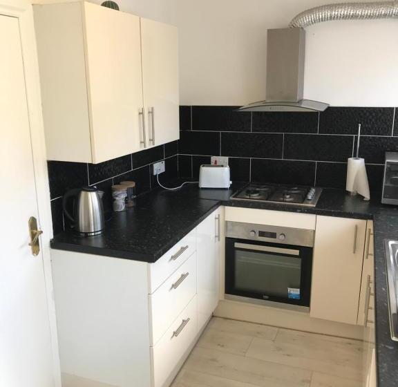 2bed Bungalow House, Speedwell, Bristol, Uk, Sleeps Up To 6 Guests