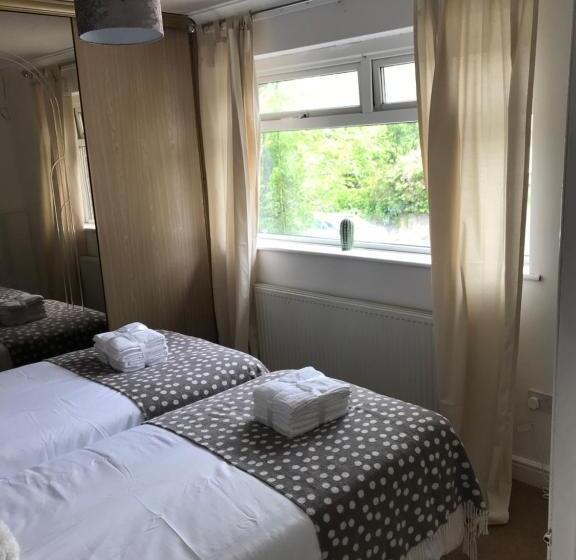 2bed Bungalow House, Speedwell, Bristol, Uk, Sleeps Up To 6 Guests