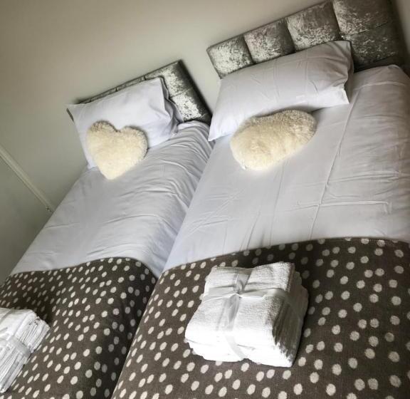 2bed Bungalow House, Speedwell, Bristol, Uk, Sleeps Up To 6 Guests