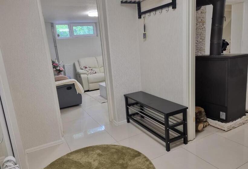 Moonlight   Trevlig Källarlägenhet