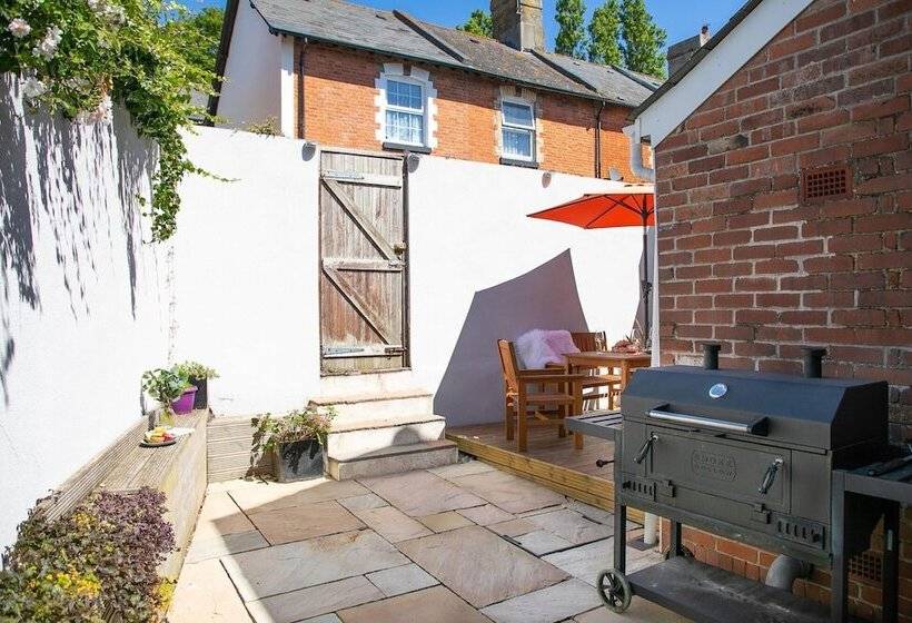 The Terrace   Light, Bright Characterful Coastal Home With Parking Near Beaches