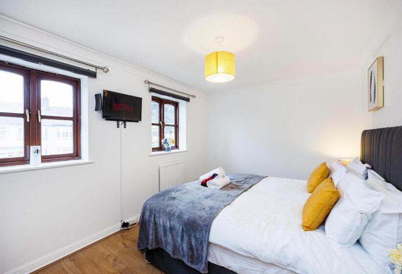 Lovely 2 Bd Hse With Parking Near Excel
