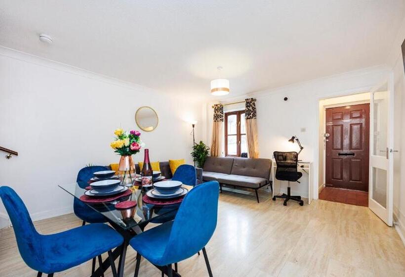 Lovely 2 Bd Hse With Parking Near Excel