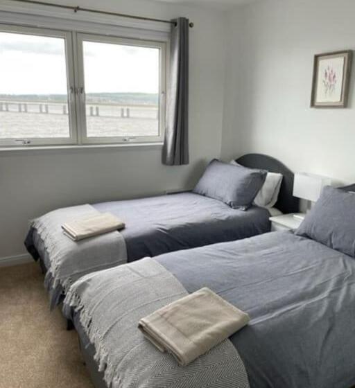 Lux Waterfront 2 Bed Apt, V&a 10min Walk, St Andrew S Golf 25min Drive