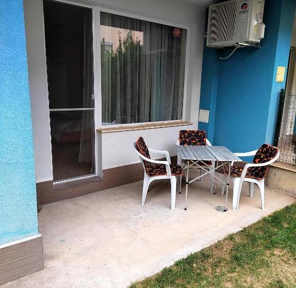 Apartment With Private Yard And Bbq